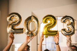 friends with 2023 new year’s balloons