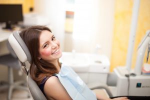 woman visiting dentist in Putnam